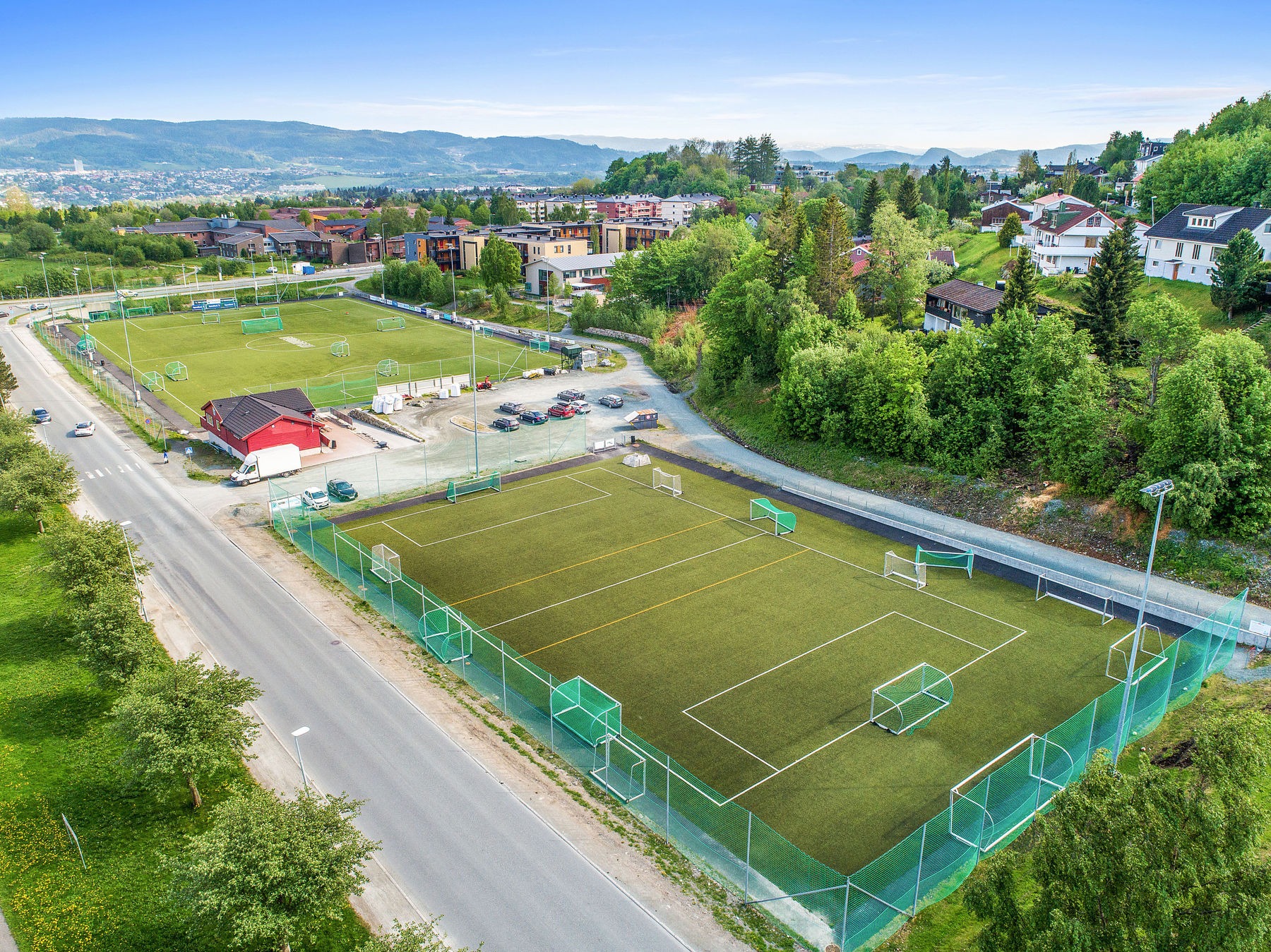 I nærområdet finner du også Havstad sykkelpark og fotballbane, som gir gode muligheter for aktivitet og fritid. Sykkelparken er et populært tilbud for både barn og voksne, med tilrettelagte løyper som passer ulike ferdighetsnivåer. Fotballbanen brukes flittig til både organisert og uorganisert aktivitet, og er et hyggelig samlingspunkt i nærmiljøet.

Dette bidrar til et levende og aktivt nærmiljø, med gode muligheter for fysisk aktivitet rett i nærheten av boligen.